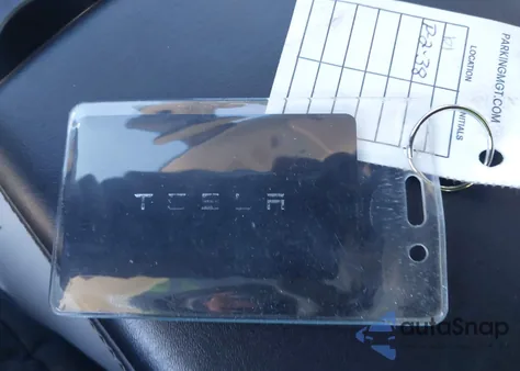 2021 Tesla Model Y Long Range Dual Motor All-Wheel Drive z USA, uszkodzony, nr VIN 5YJYGAEE1MF302798